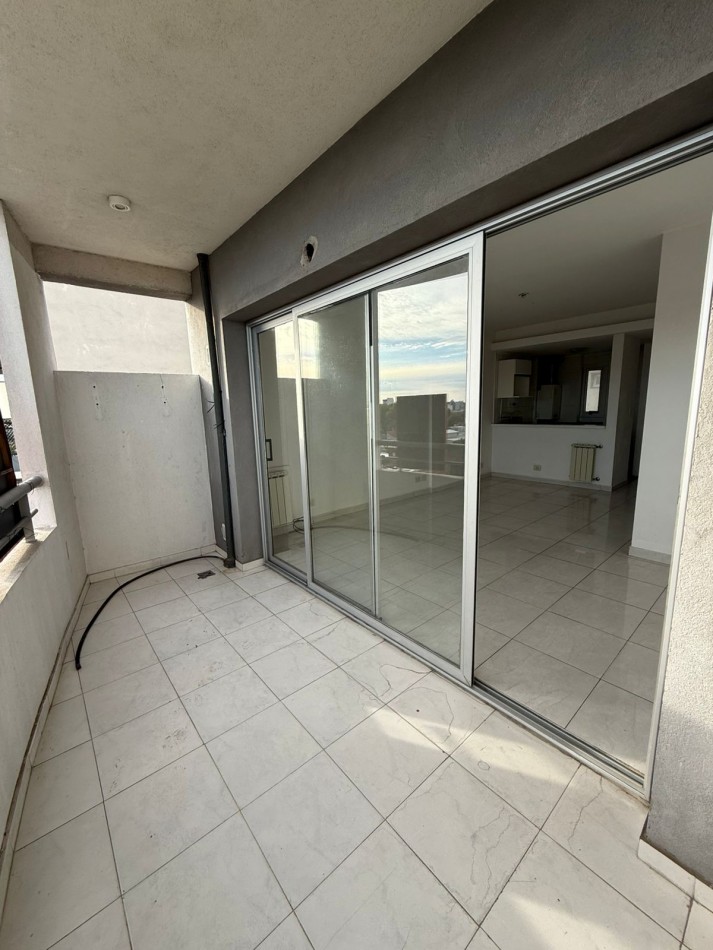 Departamento Semipiso de 3 Ambientes en Bernal - Con Cochera