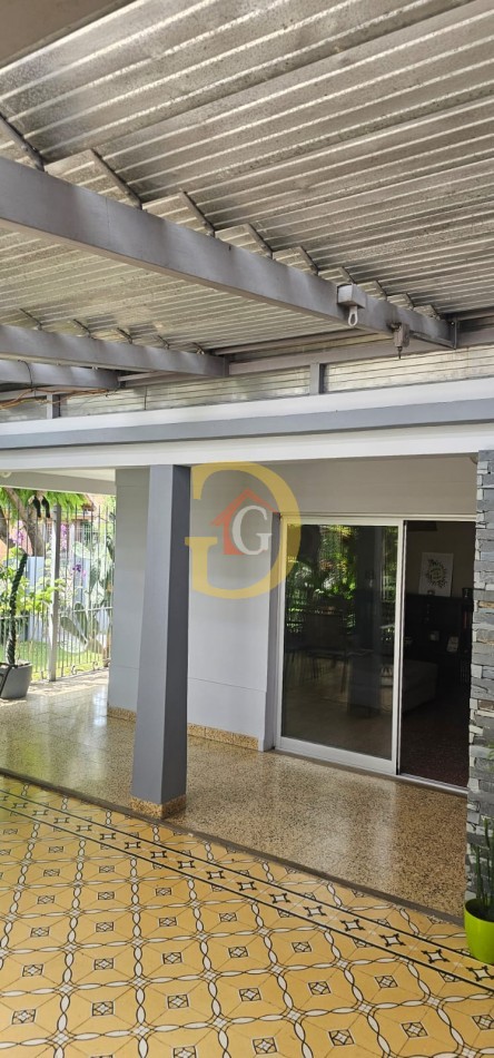 Casa en Ezpeleta - Venta